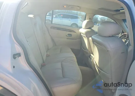 2002 Lincoln Town Car Cartier z USA, uszkodzony, nr VIN 1LNHM83W92Y647177